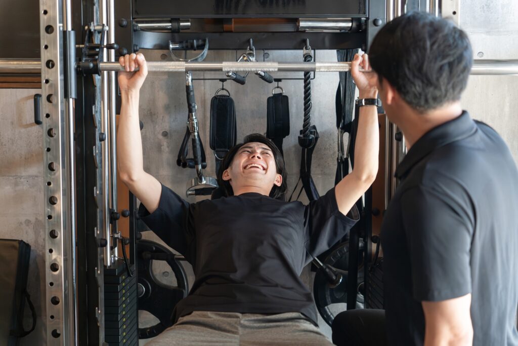 パーソナルトレーニングを受ける男性