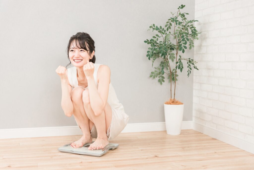 ダイエットに成功し喜ぶ女性