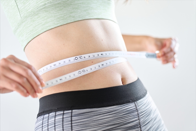 ダイエットでウエストが細くなった女性